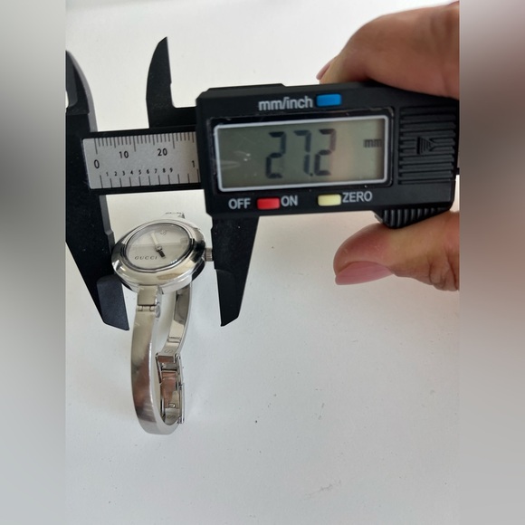 GUCCI 105 Flower diamond Bangle series YA105514 ladies watch. - Picture 12 of 13